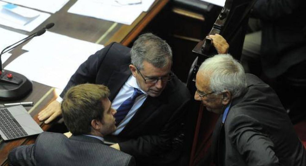 Resignado, el Gobierno prefiere que se apruebe el proyecto del kirchnerismo antes que el de Massa
