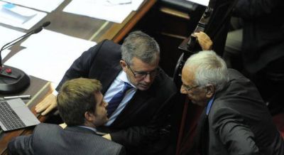 Resignado, el Gobierno prefiere que se apruebe el proyecto del kirchnerismo antes que el de Massa