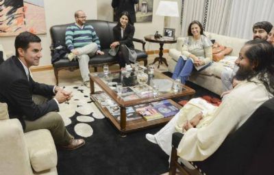 Urtubey recibi� a Swami Paramtej, de la organizaci�n El Arte de Vivir