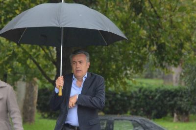 Mendoza firma pero no resigna el retroactivo