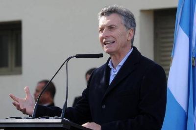 Macri anuncia cr�ditos, asciende militares y va a la Bolsa de Cereales