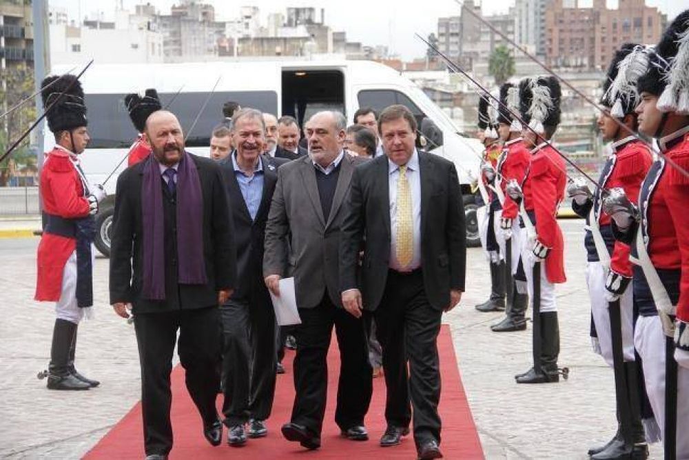 Insfr�n asisti� a la firma del acuerdo naci�n-provincias sobre coparticipaci�n