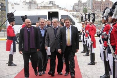 Insfr�n asisti� a la firma del acuerdo naci�n-provincias sobre coparticipaci�n