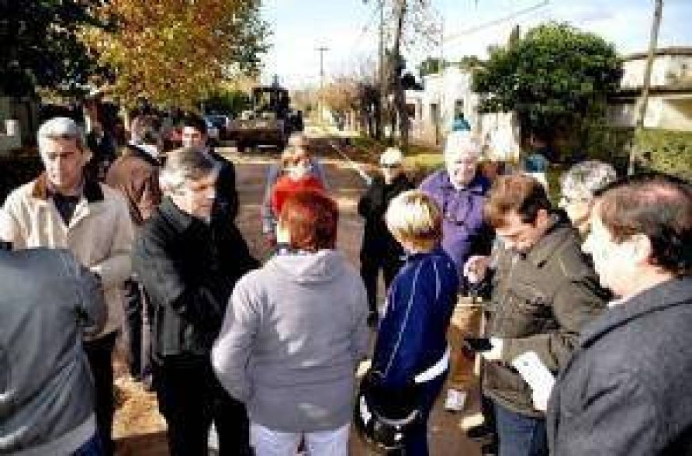 Comenzaron las obras de cord�n cuneta con el dinero de Provincia