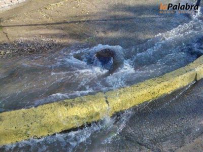 Se rompi� otro ca�o de agua en la v�a p�blica