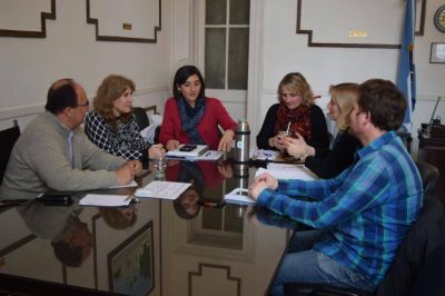 Intendente y funcionarios del municipio con autoridades educativas locales