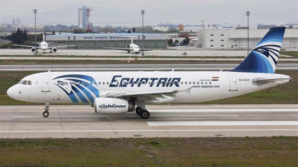 Se estrell� un avi�n de EgyptAir que sali� de Par�s con 66 personas a bordo