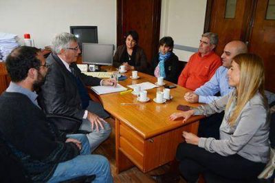 Din�poli apura la apertura de la Casa de Refugio
