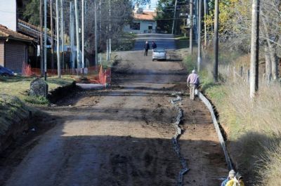 Avanzan obras de construcci�n de cord�n cuneta en distintos barrios