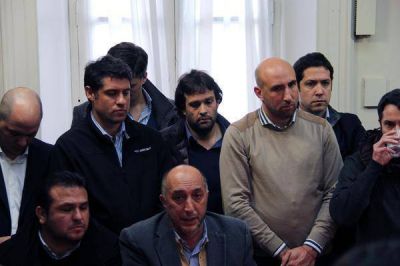 Destrozos en la Legislatura tras aprobar la emergencia administrativa