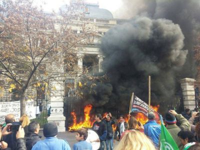 unos 20 gremios unificaron reclamos contra Provincia en una masiva marcha que incluy� incidentes en la Legislatura