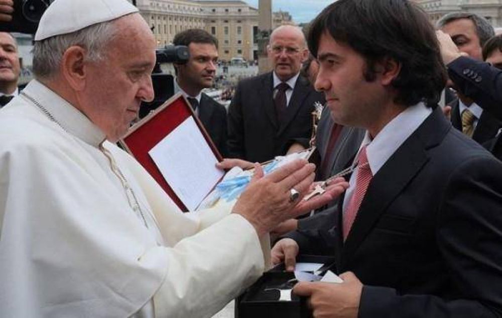 ECHARREN SOLICITA UNA VEZ MAS LICENCIA Y SE VA A VISITAR AL PAPA FRANCISCO