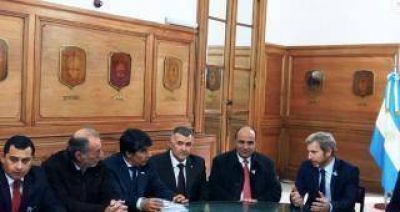 Manzur: �Estamos todos juntos, sin distinci�n de bander�as pol�ticas�