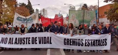 Estatales bonaerenses se movilizaron frente a la Legislatura