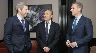 Cornejo, en Buenos Aires, firm� un convenio para desarrollar planes se sostenibilidad urbana.