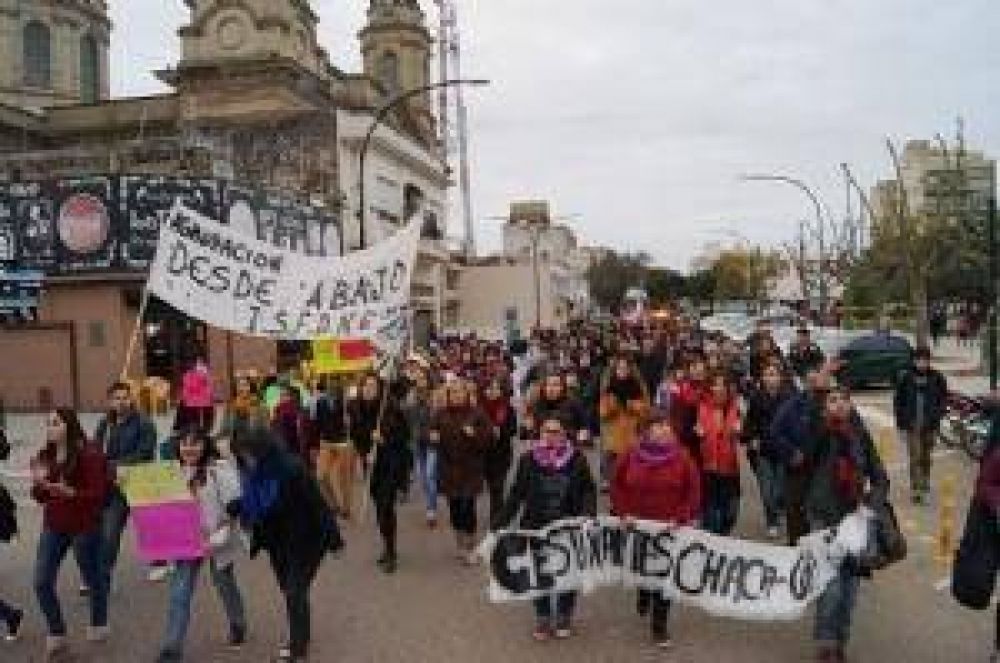 ADELANTO: Centenares de alumnos y docentes se movilizaron en defensa de la educaci�n p�blica