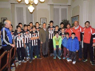 Lunghi recibi� a j�venes promesas del atletismo y el handball