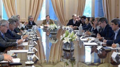 Los dos modelos que el Gobierno analiza para negociar con el peronismo