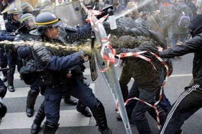 http://www.minutouno.com/notas/1487929-feroz-protesta-contra-la-reforma-laboral-francia-impactantes-imagenes