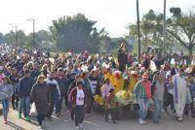 Gran presencia de peregrinos en la procesi�n para venerar a Santa Rita