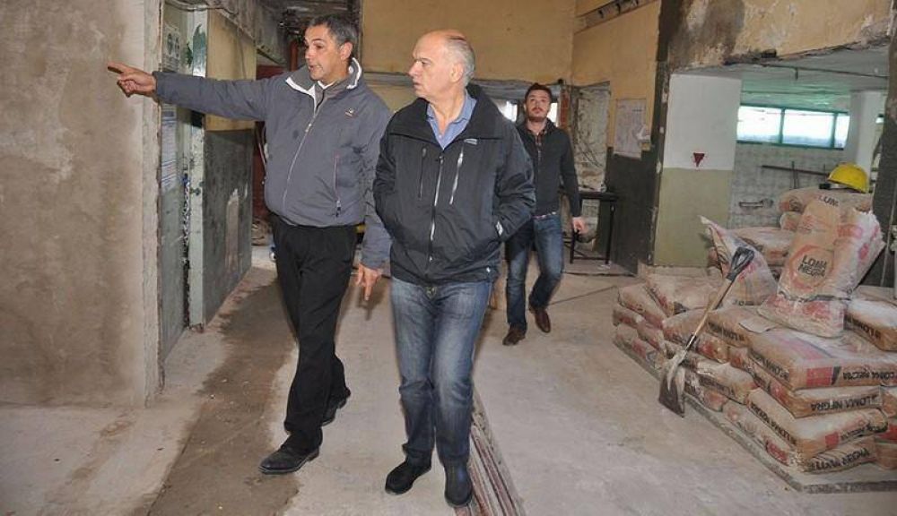 Lan�s: Grindetti supervis� las obras de la sala Natiello