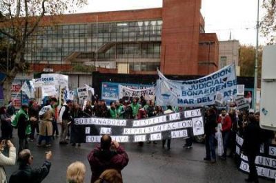 SE LE DIO UNA RUIDOSA BIENVENIDA A LA GOBERNADORA VIDAL
