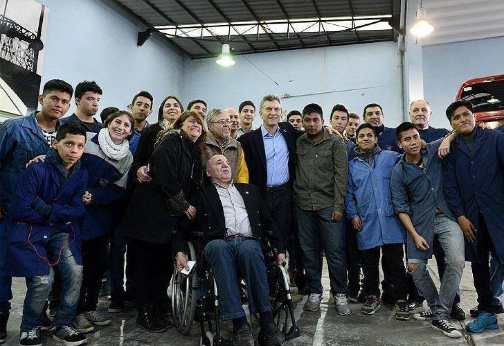Mauricio Macri visit a los estudiantes que reparan las sillas de ruedas del PAMI