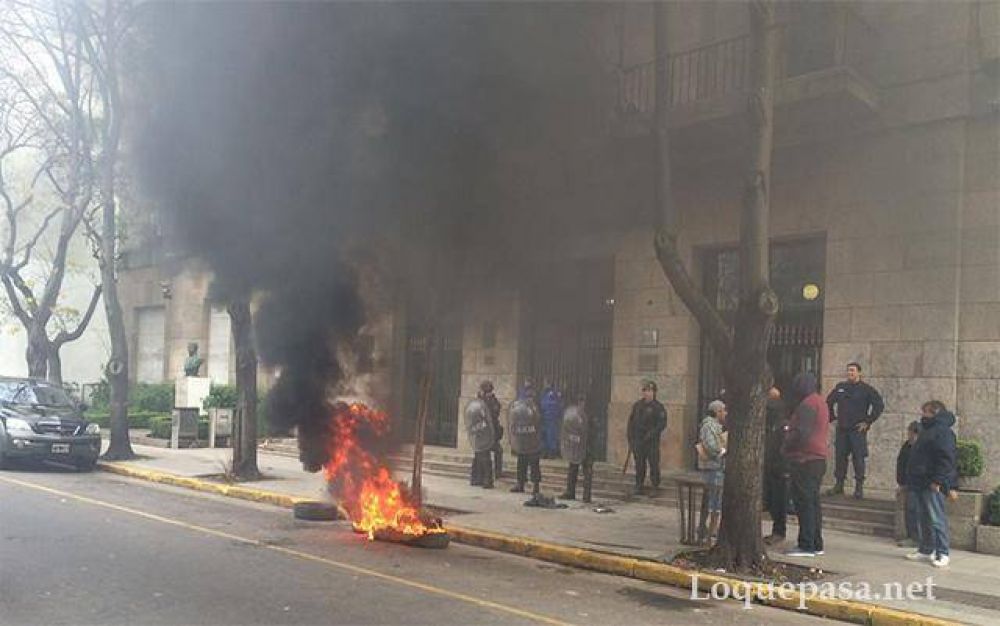 Protesta y quema de neum�ticos frente a la Municipalidad