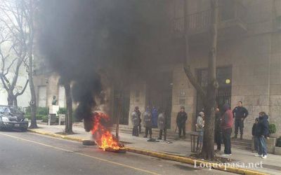 Protesta y quema de neum�ticos frente a la Municipalidad