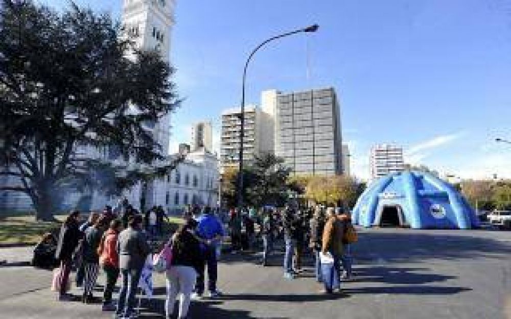Municipio de La Plata rechaza reincorporar a trabajadora trans y crece la polémica