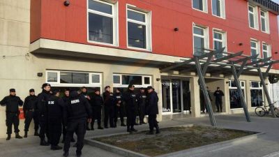 SUTEF abord� nuevamente al Ministro de Educaci�n y se produjeron da�os contra un m�vil policial