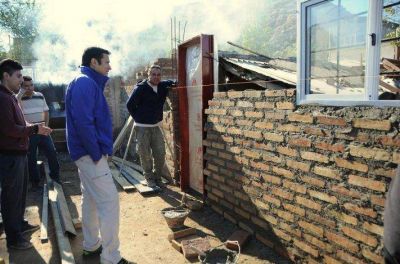 Funcionarios colaboraron en la construcci�n de una casa