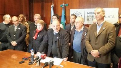 Arroyo respald� a Crovetto y pidi� que lo dejen �gobernar en paz�
