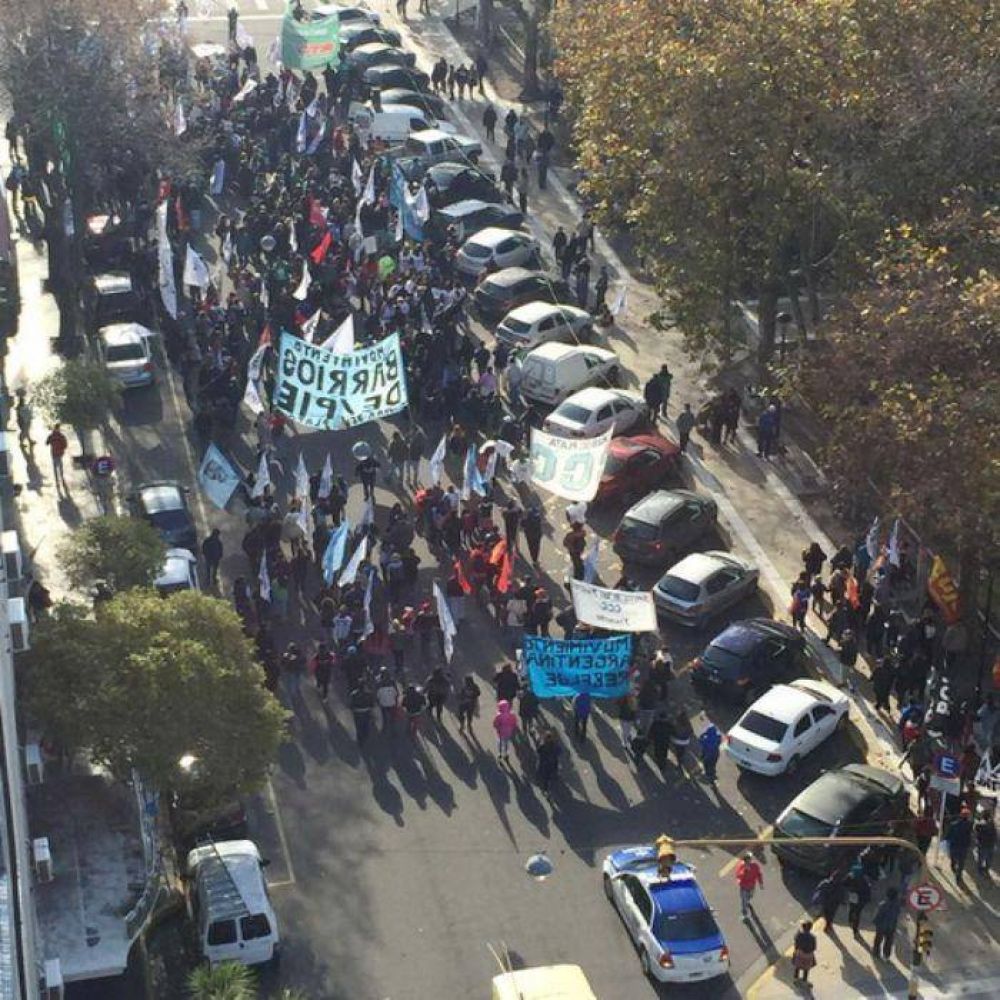 Estatales se manifestaron frente a Trabajo de la Naci�n y el Palacio Municipal