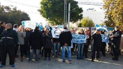 A Macri lo recibieron con protestas en Mor�n
