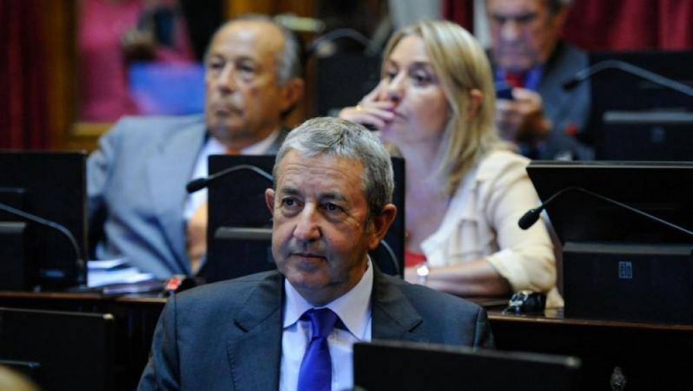 Cobos defendi� a sus 24 empleados en el Senado