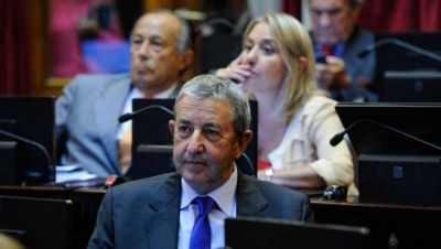 Cobos defendi� a sus 24 empleados en el Senado