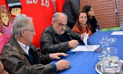 Colombi firm� convenios para dotar de internet a 28 escuelas rurales y enripiar 22 kil�metros