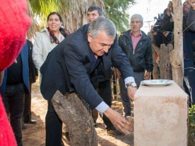 EL GOBERNADOR MORALES INAUGUR� EL SERVICIO DE AGUA POTABLE EN EL ACHERAL	F