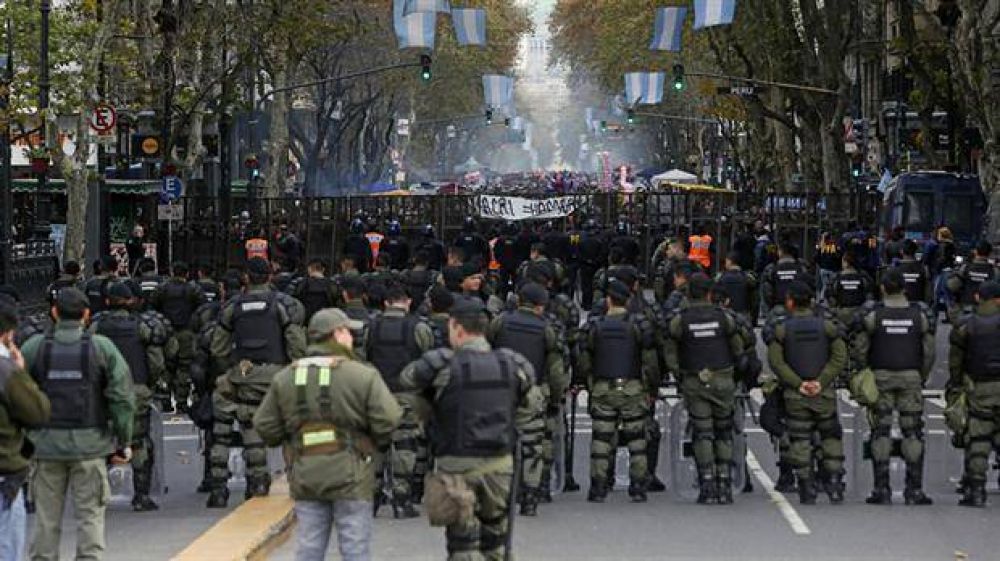 La celebraci�n en la Plaza de Mayo se vio empa�ada por las protestas