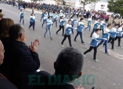 Desfile del 25 de Mayo: m�s de tres mil estudiantes secundarios homenajearon a la Patria