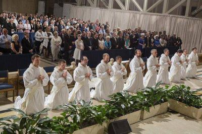 Conoce al grupo m�s grande de sacerdotes dominicos ordenados en 45 a�os