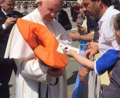 Francisco recibe el salvavidas de una ni�a siria que muri� en el mar