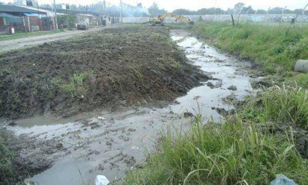 Limpian arroyos y canales en Brown