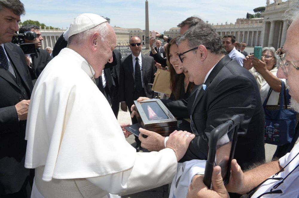 El Papa Francisco recibi una Virgen de rodocrosita de manos de Ral Jalil