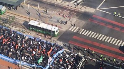 Corte y caos en la 9 de Julio por una marcha de m�dicos bonaerenses