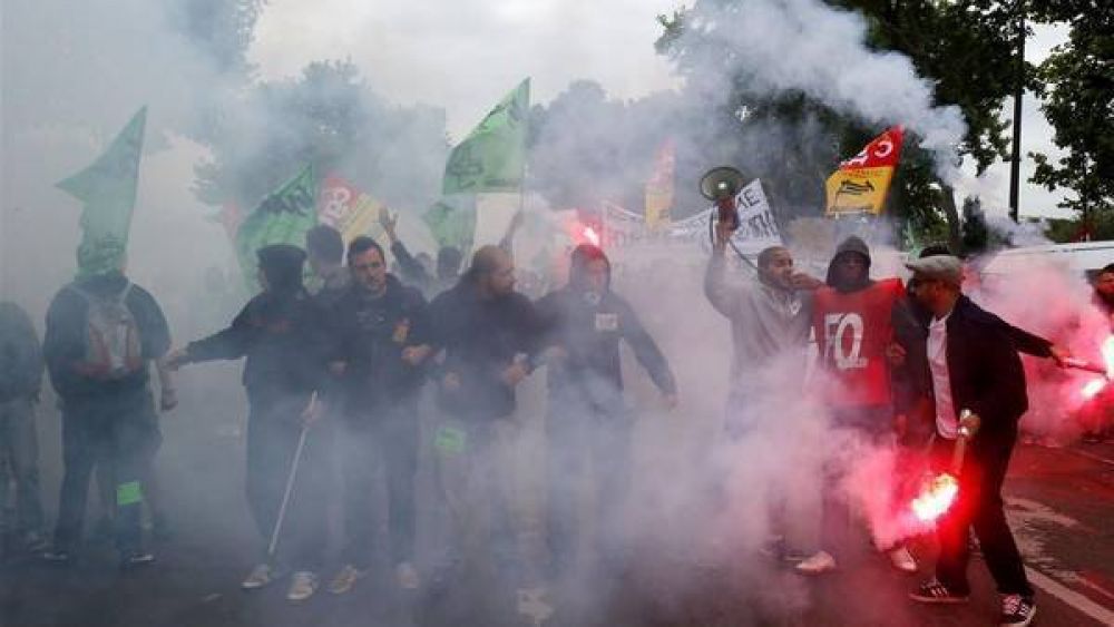 Choques con la polic�a, destrozos y crispaci�n por el paro en Francia