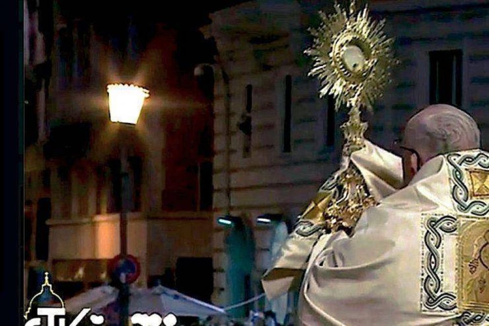 El Papa celebra en Roma el Corpus Christi y pide que nos dejemos partir para los dems