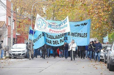Tras el paro y movilizaci�n de docentes municipales se abre un canal de di�logo con �otras autoridades�