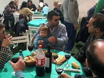 Scioli y Ugo festejaron el 25 de Mayo junto a los vecinos de Villa La �ata